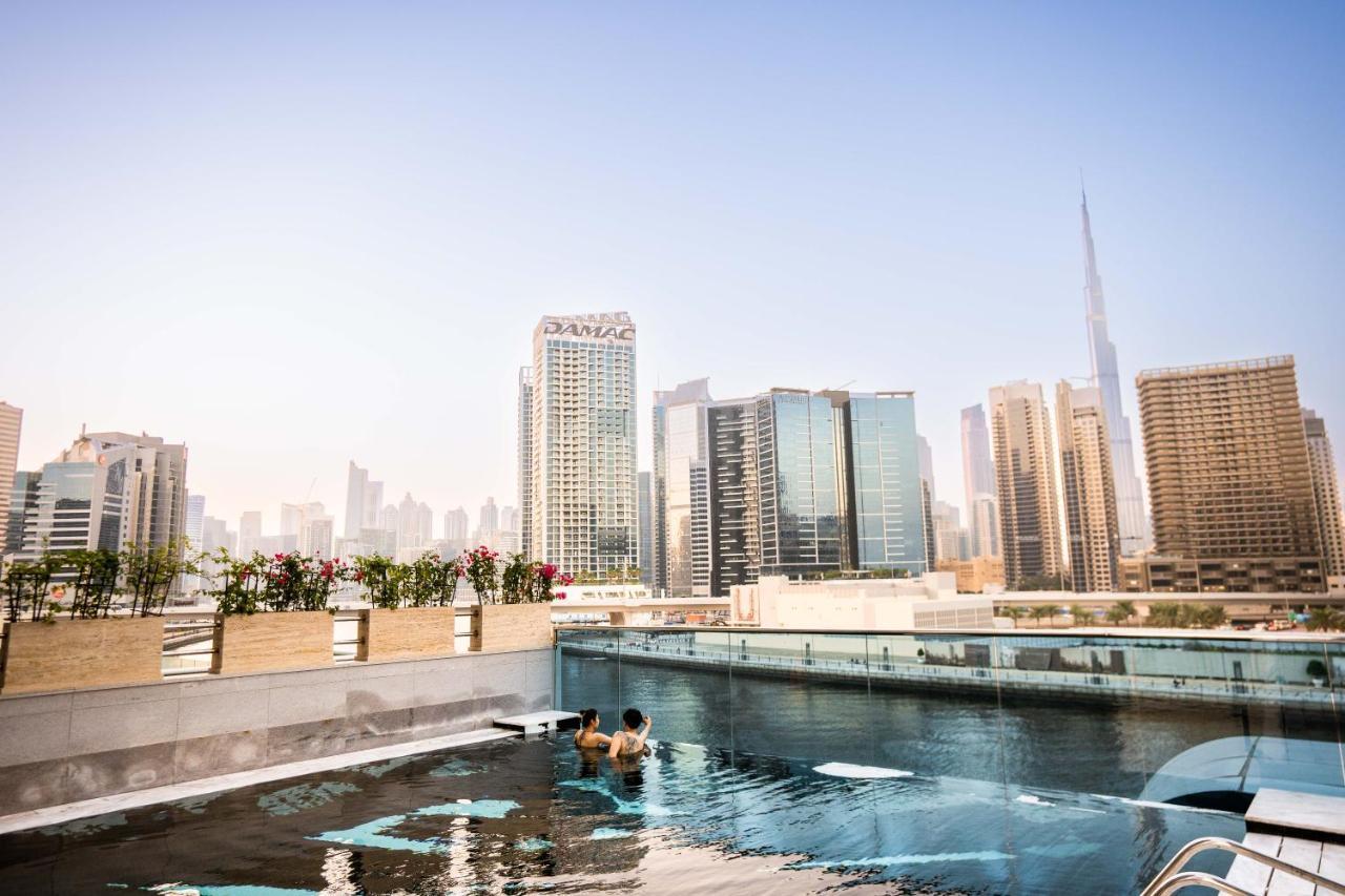 Hyde Hotel Dubaj Exteriér fotografie View of the Dubai skyline from the rooftop pool at the Address