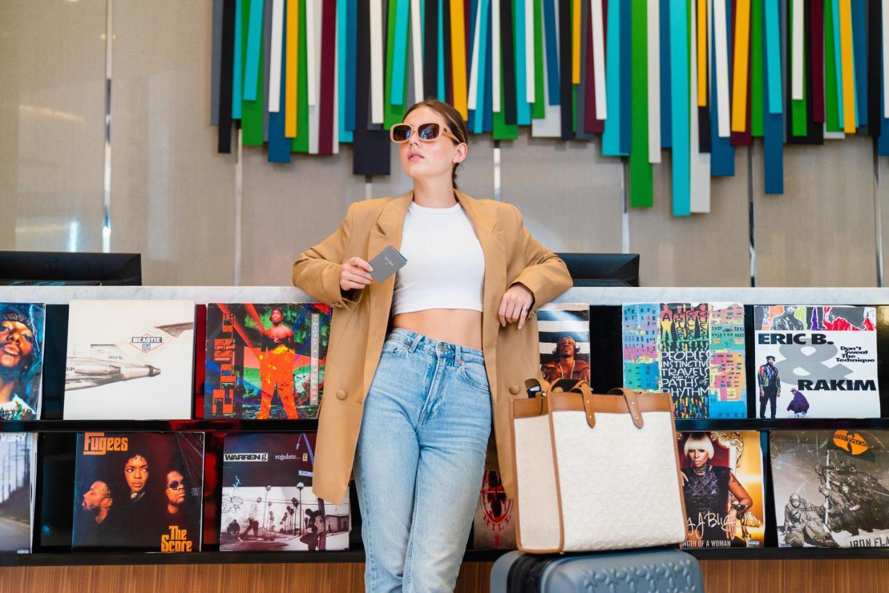 Hyde Hotel Dubaj Exteriér fotografie A woman shopping