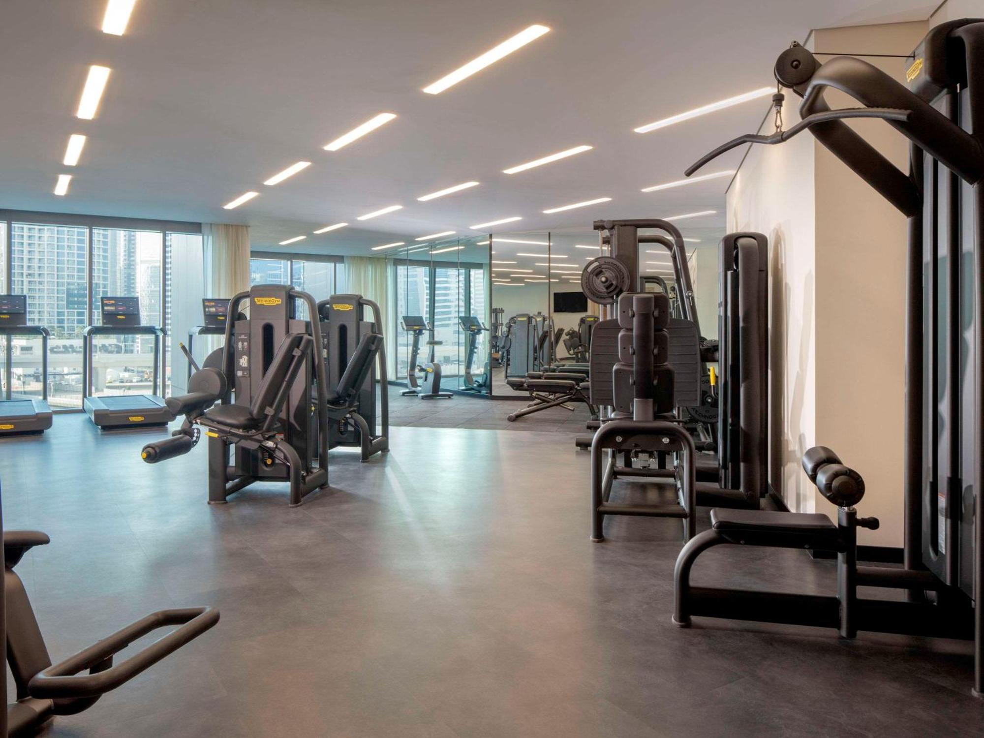 Hyde Hotel Dubaj Exteriér fotografie The gym at the Ritz-Carlton, DIFC