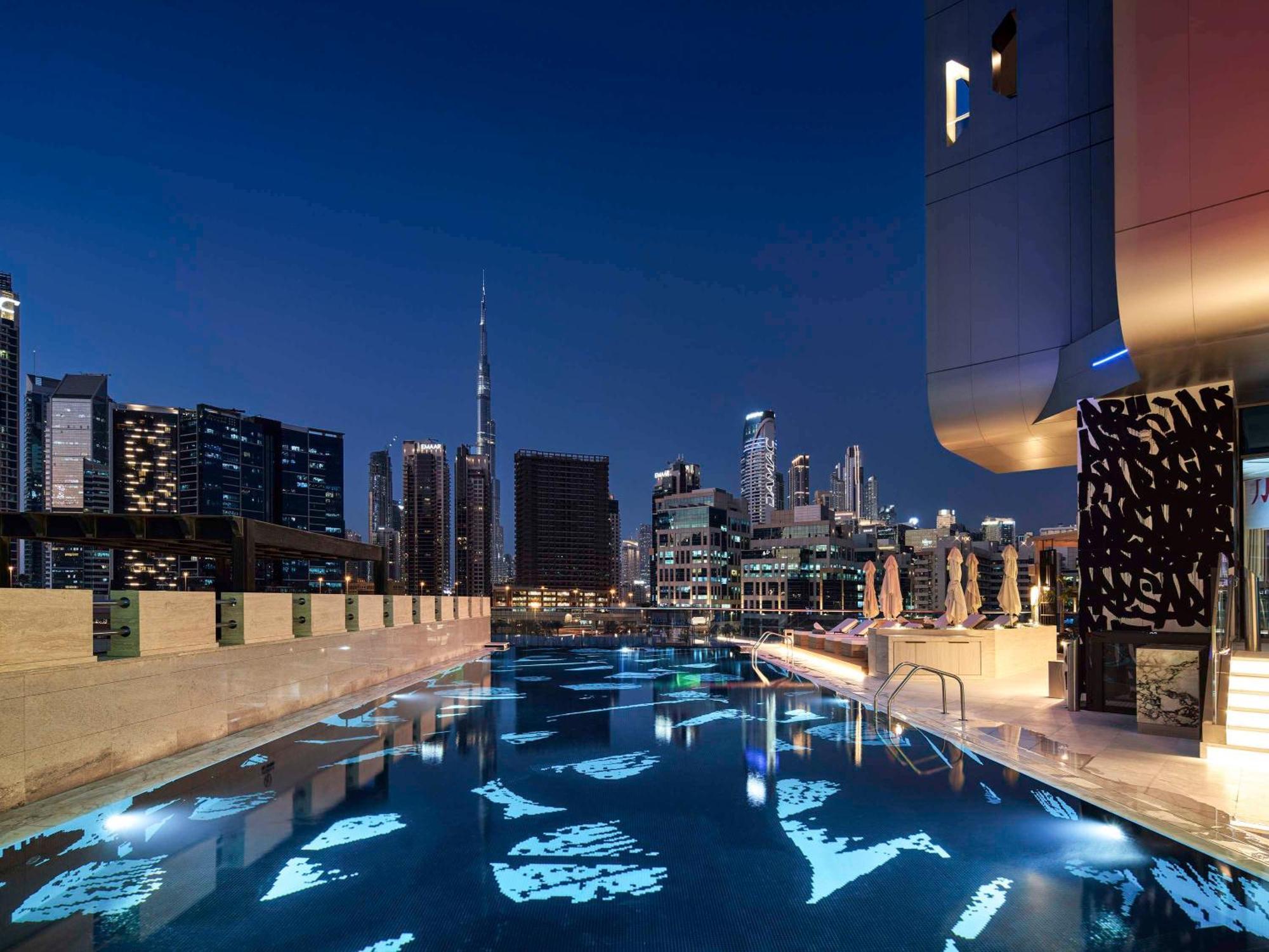 Hyde Hotel Dubaj Exteriér fotografie The pool at the rooftop of the hotel