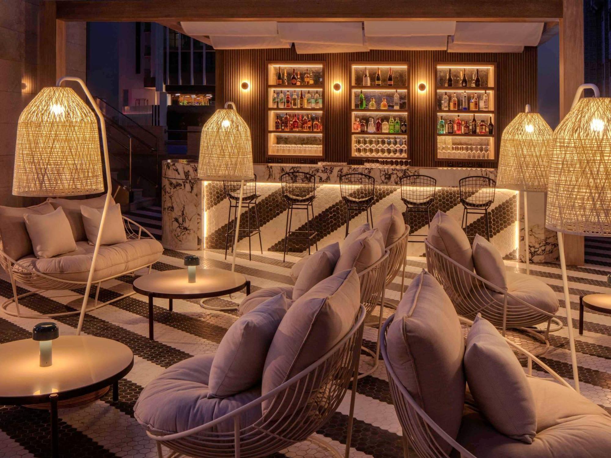 Hyde Hotel Dubaj Exteriér fotografie The Bar at the 101 Sky Lounge