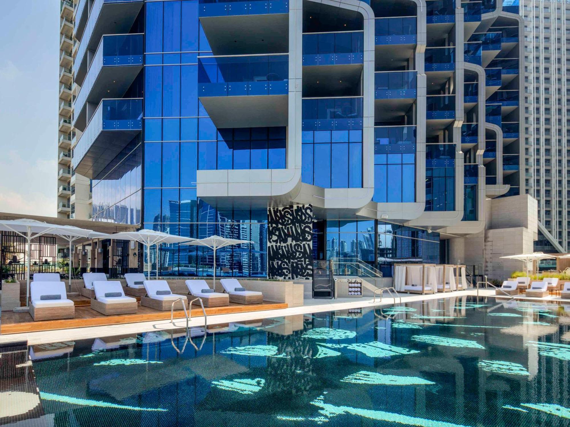 Hyde Hotel Dubaj Exteriér fotografie The pool at the SLS